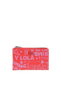 Czerwona torba na zamek błyskawiczny wykonana z teksturowanego materiału, ozdobiona wzorem różowego tekstu i serc. Logo "Bimba y Lola" wyraźnie widoczne.