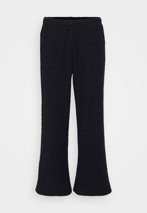 Zwarte, flared broek van een gestructureerde stof met een elastische tailleband. Het ontwerp is volledig lang en heeft een zachte afwerking.