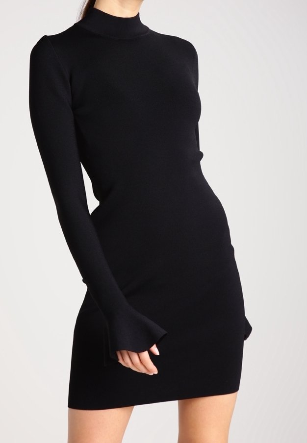 Schwarzes gestricktes Kleid mit hohem Hals und langen Ärmeln. Ausgestellte Ärmelbündchen und taillierte Silhouette, gefertigt aus einem glatten Material.
