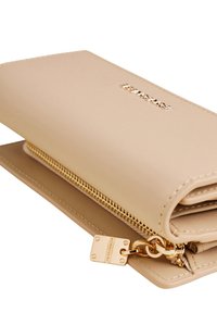 Beige Leder Geldbörse mit einem goldenen Reißverschluss, geprägtem Logo und einer Kette als Akzent. Sie verfügt über eine strukturierte Oberfläche und ein schlankes, rechteckiges Design.