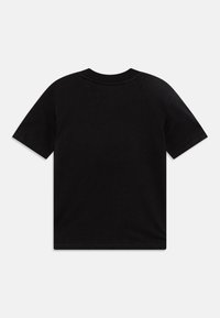 T-shirt en coton noir, manches courtes, col rond, finition nette, texture lisse, sans logos ni motifs visibles, vue arrière simple.