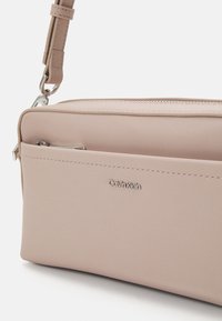 Calvin Klein - Torba na ramię