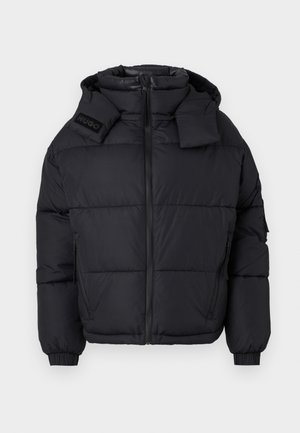 Fekete puffkabát magas gallérral és lecipzározható kapucnival, elöl cipzárral, elasztikus mandzsettákkal, és feltüntetett logóval a vállon.