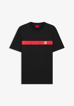 T-shirt en coton noir avec une bande rouge horizontale et le logo "HUGO" blanc sur le côté gauche. Col rond standard, manches courtes.