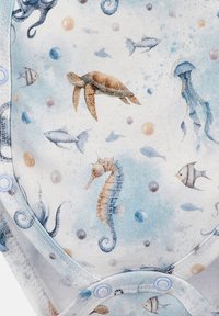 Wit bodysuit met een blauw aquatisch patroon met zeeschildpadden, zeepaardjes en vissen, afgewerkt met lichtblauwe drukknoopjes en een zachte stoftextuur.