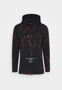 Zwarte hoodie met rode bliksempatronen, voorzak met witte tekst "REBEL" en trekkoorden bij de capuchon en onderrand.