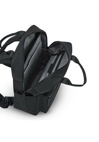 Zaino nero con doppie compartimenti, chiusure con cerniera, scomparto imbottito per laptop e tasca esterna con cerniera. Texture liscia e opaca, spallacci ergonomici.