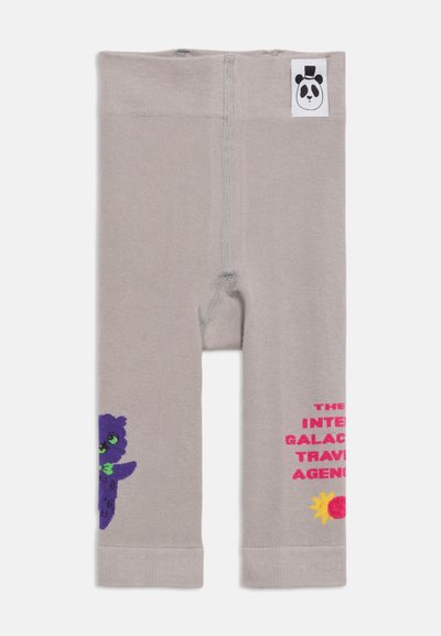 Ανοιχτό γκρι κολάν για νήπια με μοτίβο μωβ αρκούδας στο αριστερό πόδι, ροζ και κίτρινο κείμενο στο δεξί πόδι και κεντητή εικόνα παντα στο λουρί της μέσης.