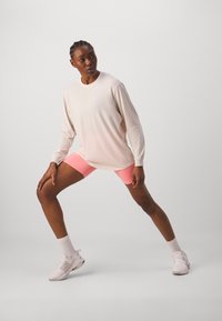 Nike Performance ONE RELAXED - Långärmad tröja - light orewood burnt