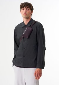 pinqponq AKSEL - Umhängetasche - pure plum