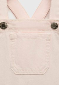 Roza denim overall obleke z nastavljivimi naramnicami, srebrnim okovjem in sprednjim žepom z ojačanim robom. Gladka tekstura.