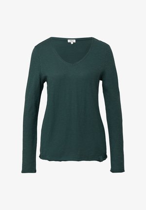 Dunkelgrünes, langärmliges Damen-V-Ausschnitt-Shirt mit einer dezenten Textur und einem kleinen Stoffetikett nahe dem unteren Saum.