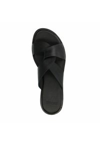 Sandale �à glisser en cuir noir avec un design à brides croisées. Texture lisse, semelle plate et style minimaliste sans accents supplémentaires.