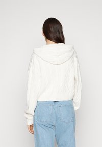 Tommy Jeans CENTER FLAG mleczny