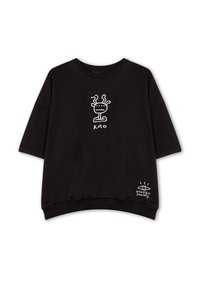 Czarny, oversize t-shirt, krótki rękaw, żebrowany pas na brzuchu. Na przodzie biały grafik z stylizowaną postacią oraz napisem "kao" i "kaotiko society."