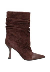 Stivale ankle in suede marrone con design morbido, punta affusolata e tacco stiletto sottile. Dotato di un cappuccio in pelle liscia sulla punta.