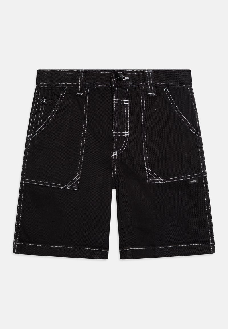 Pantalones cortos negros hechos de tela duradera con costuras blancas, múltiples bolsillos y un cierre de botón en la cintura. Diseño plano con líneas limpias.