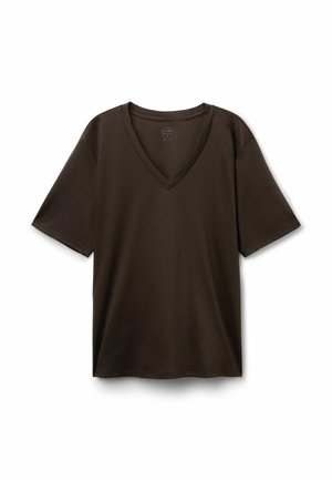 Tmavě hnědé tričko s krátkým rukávem a výstřihem do V, položeno na bílém pozadí, zobrazující přední stranu a detaily výstřihu.