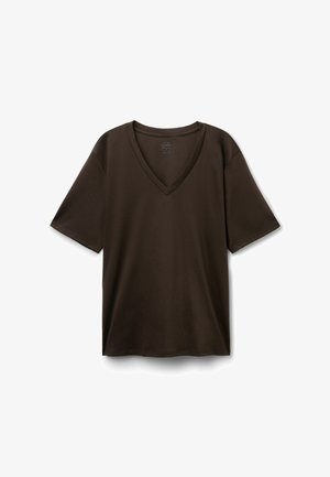 Tmavě hnědé tričko s krátkým rukávem a výstřihem do V, položeno na bílém pozadí, zobrazující přední stranu a detaily výstřihu.