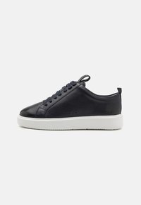 Lædersneakers i mørkeblå med en tekstureret overflade, rund tå, hvid gummisål og flade snørebånd, med en bageste hæftestrop.