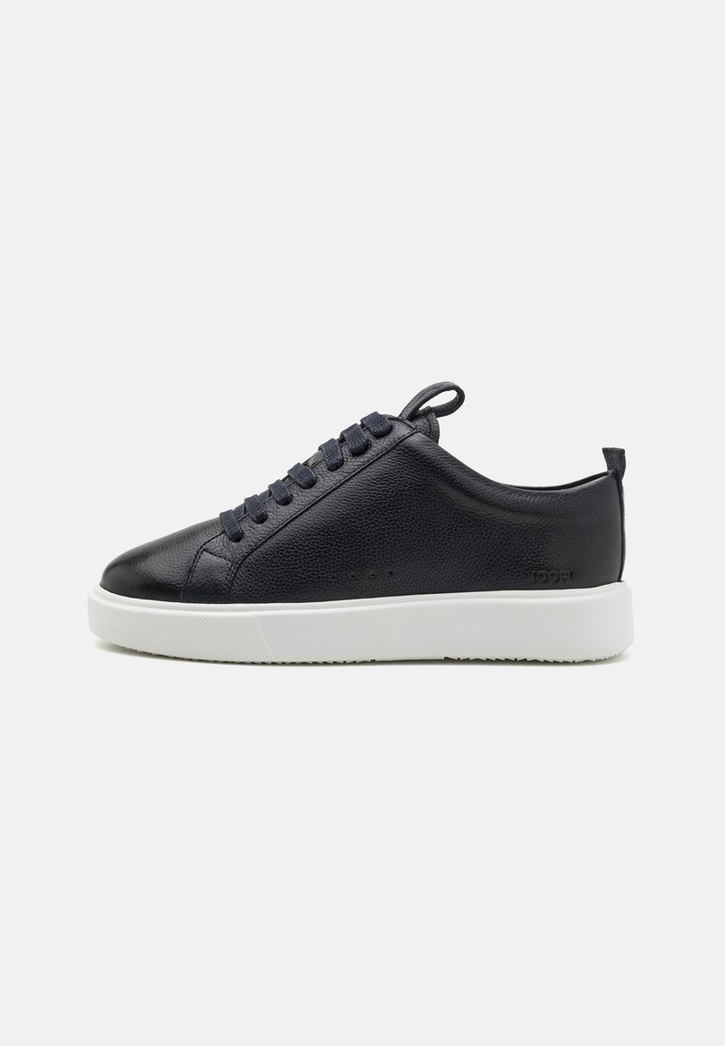 Lædersneakers i mørkeblå med en tekstureret overflade, rund tå, hvid gummisål og flade snørebånd, med en bageste hæftestrop.