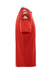 Camisa deportiva corta de manga roja, hecha de un tejido suave, que presenta el logo dorado de Kappa y tres logos repetidos en los acentos de los hombros.