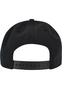 Sort snapback cap med struktureret stof, buet skygge og justerbar plastikrem med flere trykknapper bagpå.