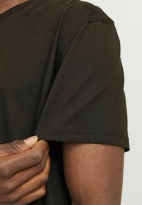 Jack & Jones JORVESTERBRO CREW NECK - Trükipildiga T-särk - chocolate torte