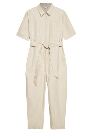 Beige kortærmet jumpsuit med krave, frontlommer, knaplukning og bundet taljebælte.