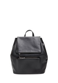 Sac à dos en cuir noir avec fermeture à rabat, poche zippée à l'avant et bretelles réglables. Il présente une texture lisse et un design minimaliste.
