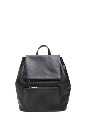 Mochila de cuero negro con cierre de solapa, bolsillo frontal con cremallera y correas de hombro ajustables. Presenta una textura suave y un diseño minimalista.