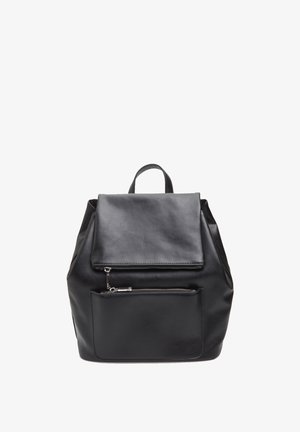 Sac à dos en cuir noir avec fermeture à rabat, poche zippée à l'avant et bretelles réglables. Il présente une texture lisse et un design minimaliste.