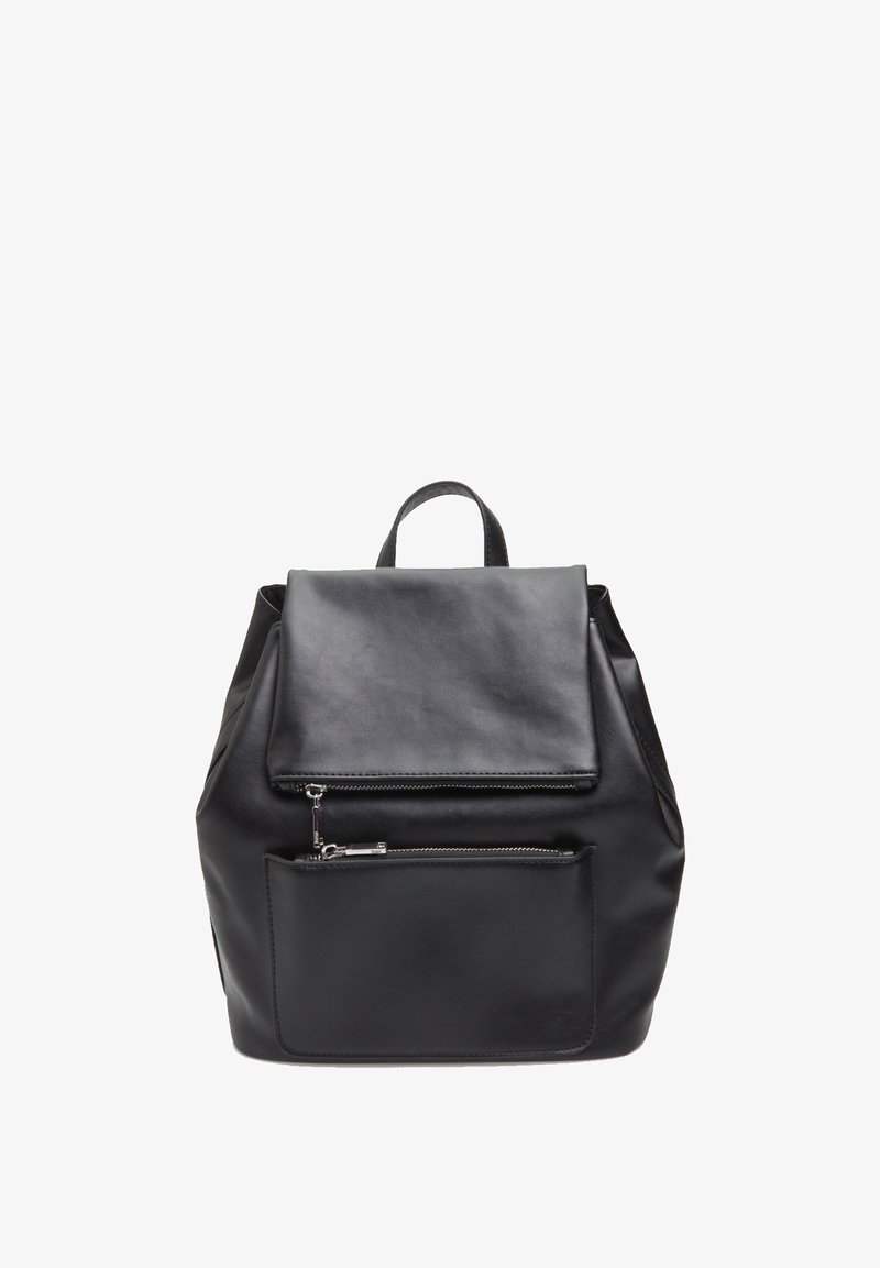 Zaino in pelle nera con chiusura a patta, tasca frontale con zip e spallacci regolabili. Presenta una superficie liscia e un design minimalista.
