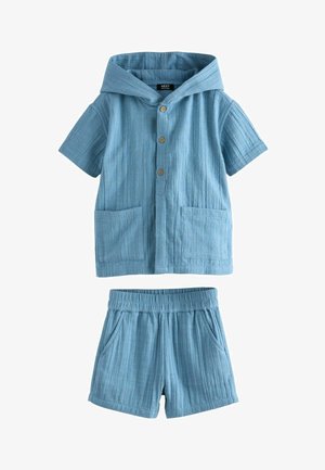 Lyseblå bomulds hoodie med korte ærmer, træknapper, frontlommer og matchende shorts med elastisk talje, struktureret stof.