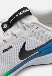 Nike Performance STRUCTURE 25 - Løpesko for vei - white/black/platinum tint/star blue/green strike