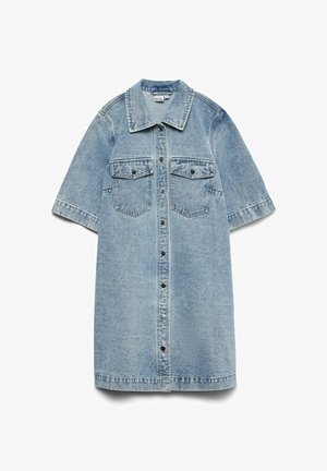Lyseblå denim-kortermet kjole med trykknapper foran, to brystlommer med klaff, og klassisk krage.