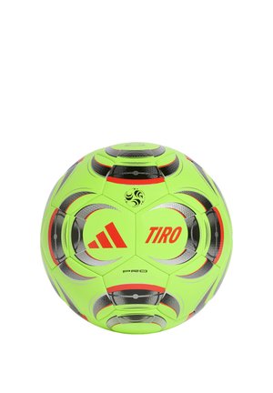 Lysegrøn Adidas Tiro Pro fodbold med sorte og røde accenter centreret på hvid baggrund.