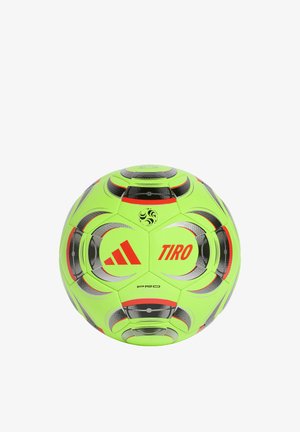 Jasnozielona piłka nożna Adidas Tiro Pro z czarnymi i czerwonymi akcentami na białym tle.