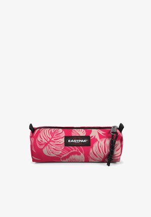 Trousse à crayons rose vif avec motif floral blanc, en tissu résistant. Dispose d'une fermeture éclair et d'un patch logo de marque.