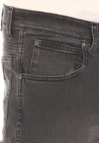 Jeans de mezclilla gris oscuro con un bolsillo frontal con un acento negro, costuras sutiles y un diseño de cinturilla estándar.