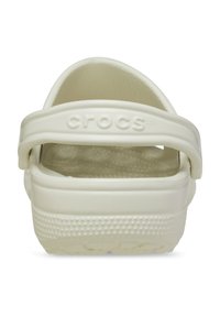 Las zuecos blancos de Crocs cuentan con una plantilla texturizada, un diseño ventilado y una correa trasera para un ajuste seguro. La suela tiene puntos elevados para una mejor tracción.