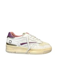 Sneaker bianco con accenti viola e oro, suola in gomma, punta rotonda e parte superiore in pelle texture. Presenta il marchio sul lato e sul tallone.