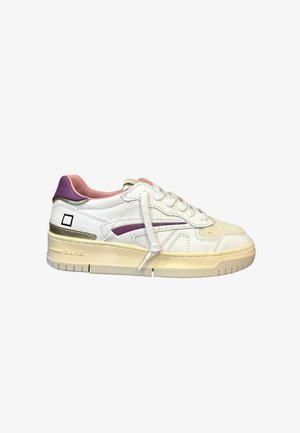 Hvide sneakers med lilla og guld accenter, gummisål, rund tå og struktureret læderoverdel. Har branding på siden og hælen.
