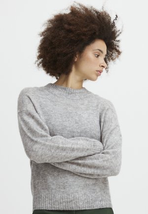 Grauer Strickpullover mit rundem Halsausschnitt, gerippten Bündchen und Saum; weiche Textur und lockere Passform mit einem subtilen Muster.