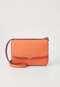 Borsa a tracolla in pelle arancione con hardware dorato, chiusura a patta e rifiniture nere. Presenta una tracolla rimovibile per un trasporto versatile.