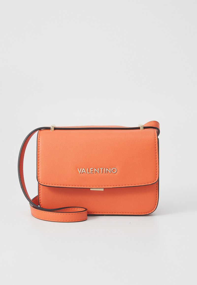 Borsa a tracolla in pelle arancione con hardware dorato, chiusura a patta e rifiniture nere. Presenta una tracolla rimovibile per un trasporto versatile.