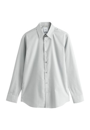 Jasnoszara koszula z długim rękawem na guziki z ostrym kołnierzykiem i mankietami na jeden guzik, prezentowana na białym tle.