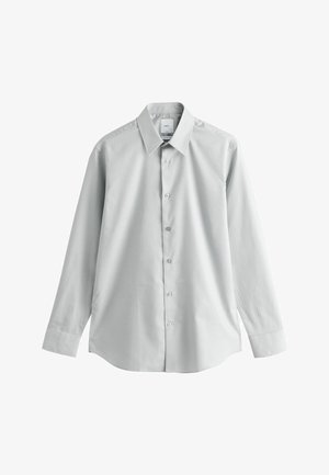 Jasnoszara koszula z długim rękawem na guziki z ostrym kołnierzykiem i mankietami na jeden guzik, prezentowana na białym tle.