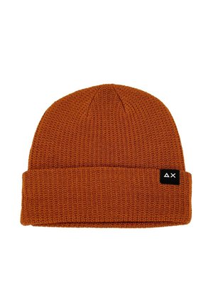 Berretto lavorato a maglia di un ricco colore arancione con risvolto. Presenta un piccolo etichetta nera con un logo bianco sul lato.