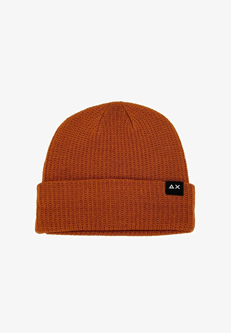 Berretto lavorato a maglia di un ricco colore arancione con risvolto. Presenta un piccolo etichetta nera con un logo bianco sul lato.